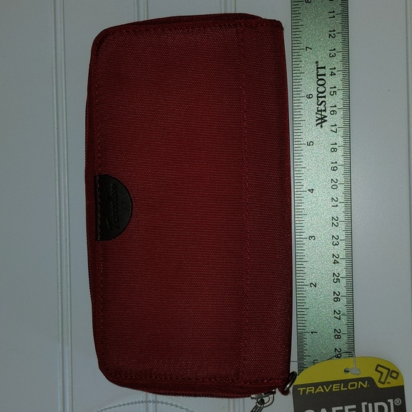 Travelon Red RFID Blocking Zipper Wallet with Wrist Strap New - Picture 3 of 9